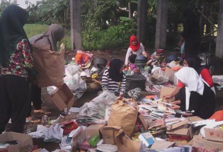 FKPS (Forum Komunikasi Pemuda Saman), Barang Bekas: Sampah untuk Kita, Berkah untuk Mereka